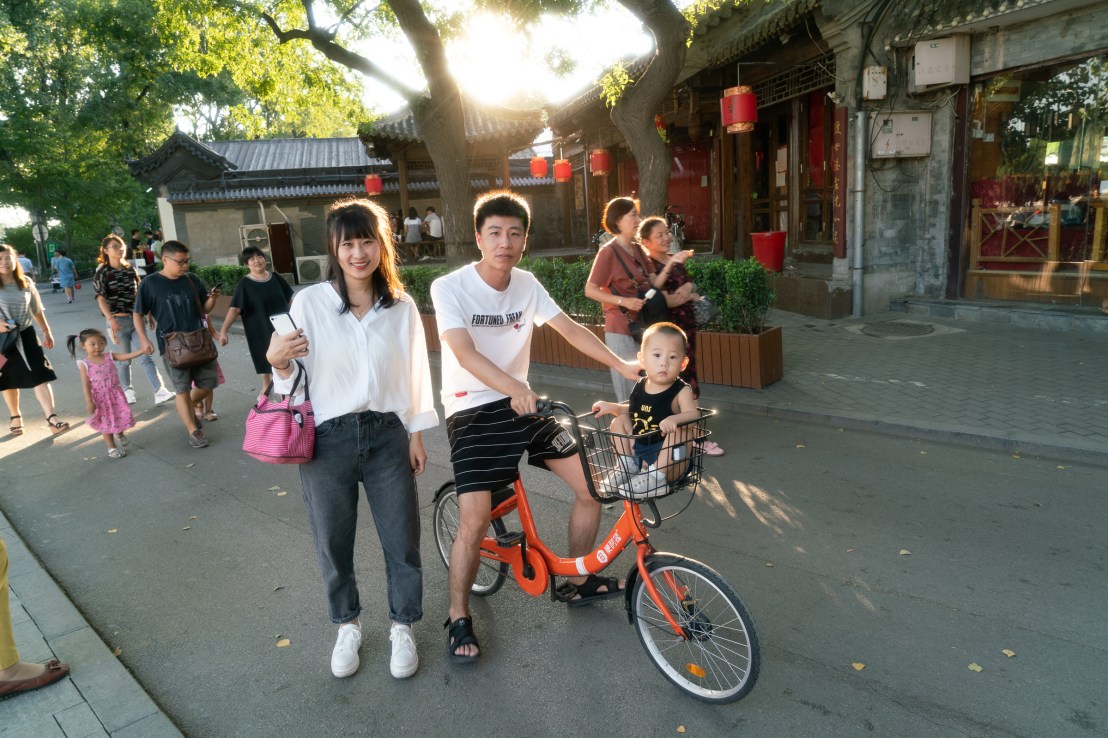 Houhai lake - family with bike